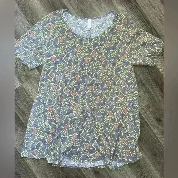 LuLaRoe Tops - LuLaRoe Perfect T